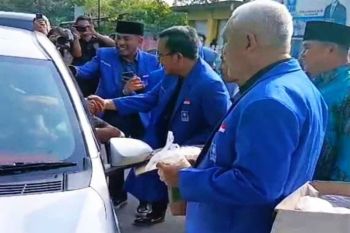 PAN Bima turun ke jalan, Bagikan ratusan takjil dan minyak goreng