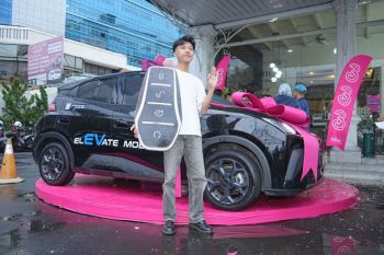 Program Indosat "BombasTri", karyawan minimarket raih hadiah mobil