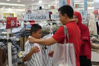 Telkomsel ajak anak-anak panti asuhan belanja dan berbagi keberkahan