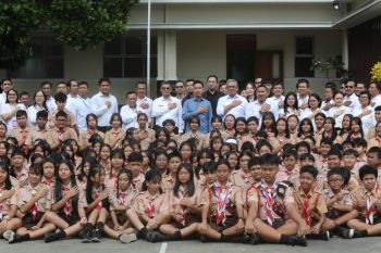 Indonesian VP Gibran explores IoT education at Bandung junior high