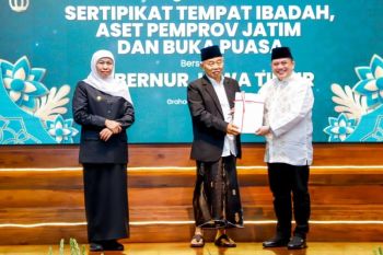 Khofifah-BPN Jatim serahkan 444 sertifikat Pemprov dan tempat ibadah