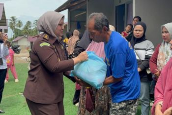 Kejati Sumbar bagikan 1.040 paket bantuan makanan pokok saat Ramadhan