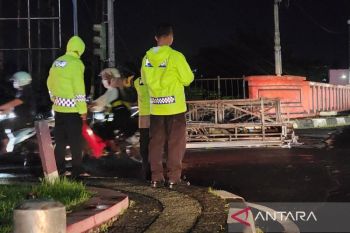 Angin kencang dan hujan deras landa Semarang, sejumlah pohon dan baliho ambruk