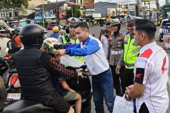 Asmo Sulsel dan Polres Gowa bagikan helm SNI kepada pengendara