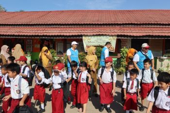 Danantara-PLN salurkan paket alat tulis ke SDN 68 Singkawang