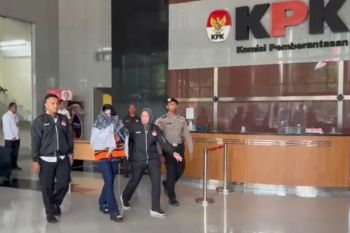 Bupati Pekalongan pake rompi KPK, kena OTT saat bareng Gubernur Jateng
