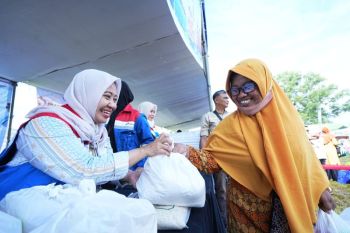Warga antusias tebus paket sembako murah Kilang Cilacap