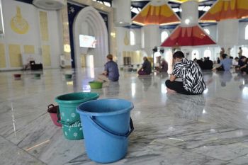 Rehabilitasi atap Masjid 99 Kubah Makassar menuai sorotan