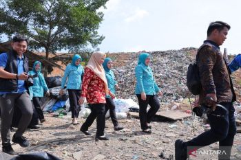 Peduli warga TPA Sukawinatan, Tim PKK Palembang bagikan 50 paket sembako
