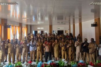 Bupati Aletinus minta penggunaan dana BOS di Lanny Jaya transparan