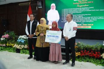 Khofifah salurkan perlindungan sosial Rp7,2 miliar di Lamongan