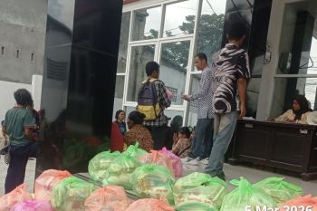 Pemkot-Palu salurkan logistik kepada 80 KK terdampak banjir di Wana