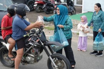 TP PKK Murung Raya bagikan 1.000 takjil kepada warga
