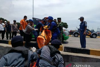 TNI evakuasi jenazah penumpang yang jatuh dari kapal Ferry di APBS