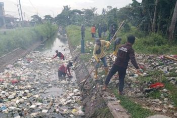 Sinergi DLH dan warga bersihkan aliran sungai di Tirtayasa Serang