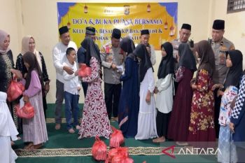 KSKP bagikan paket bantuan sembako kepada anak yatim di Bakauheni