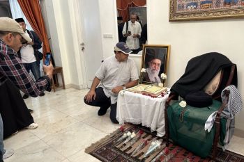 Ratusan orang berdoa untuk Ali Khamenei di Kantor Kedubes Iran