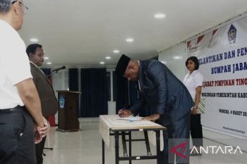 Bupati Jayawijaya Atenius lantik dua kepala OPD optimalkan program kerja