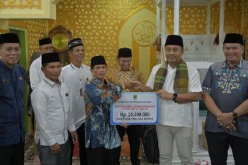 Wagub Sumbar serahkan dana hibah Safari Ramadan dan 100 paket perlengkapan sekolah di Masjid Raya Taluk
