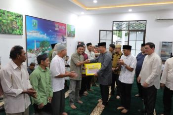 Gubernur Babel serahkan dana hibah keagamaan di Belitung