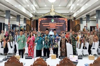 Bupati Kapuas tinjau progres rehabilitasi GOR Panunjung Tarung