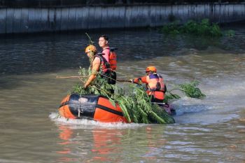 Gotong royong membersihkan Sungai Kalimas
