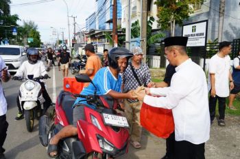 Bentuk kepedulian, Kemenkum Sulbar berbagi takjil kepada warga