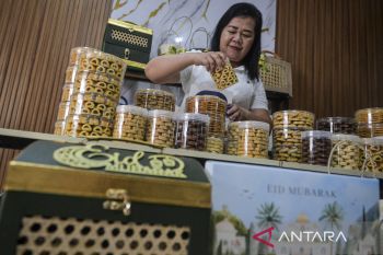 Produksi kue kering untuk Lebaran di Tangerang