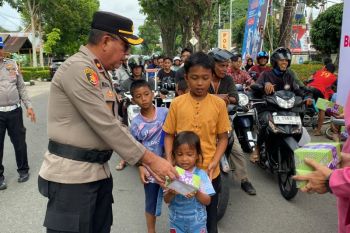 Polres Agam kembali bagikan ratusan takjil gratis bagi pengendara