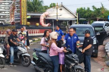Demokrat Bangka Selatan bagikan 800 paket takjil dan santunan anak yatim