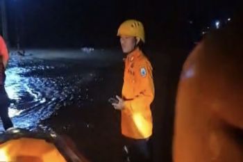 Petugas gabungan evakuasi warga korban banjir di Lampung Selatan