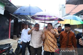 Wali Kota Makassar dampingi Wamen PKP meninjau kawasan kumuh di Pannampu Tallo