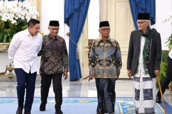 Pengamat: Seskab Teddy jalankan peran mediator kebijakan Presiden