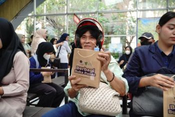 Dompet Dhuafa Jateng - Dishub Kota Semarang salurkan ratusan paket berbuka dan sembako