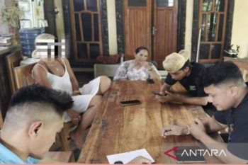 Imigrasi Bima amankan WNA Australia diduga buka kursus surfing ilegal di Lakey