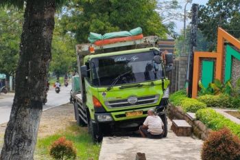 Truk tronton tabrak lima motor di Blora tewaskan satu orang