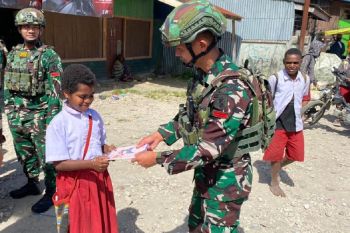 TNI sahabat anak, bagikan buku dan pensil