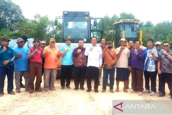 Bupati Sukamara tinjau perbaikan jalan swakelola di Desa Sedawak