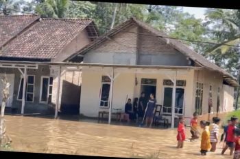 Banjir rendam 50 rumah di Desa Kertosari Lamsel  akibat tanggul sungai jebol