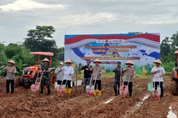 Dukung ketahanan pangan, Polres Serang salurkan bantuan sarana tani