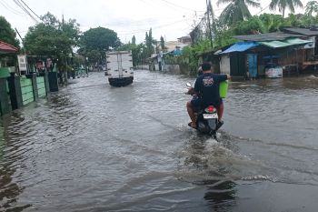Hujan deras, sejumlah ruas jalan di Rangkasbitung tergenang air