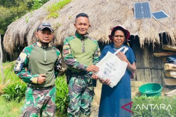 Satgas Yonif 511/DY salurkan pakaian layak pakai bagi warga Balingga