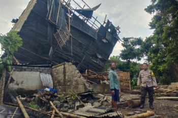 Angin kencang terjang Jember: 4 sekolah rusak, 15 gudang tembakau roboh