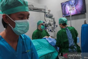 Dokter: katarak tidak bisa hilang hanya pakai obat tetes mata