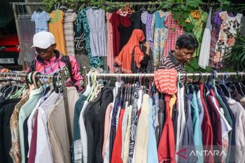 Berburu baju Lebaran gratis di Solo