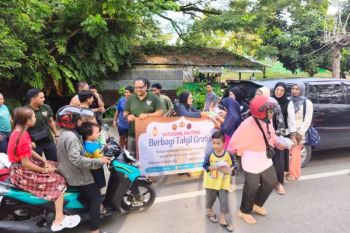 Densus 88 dan Disdalduk KB PPPA Barut berbagi takjil di Muara Teweh