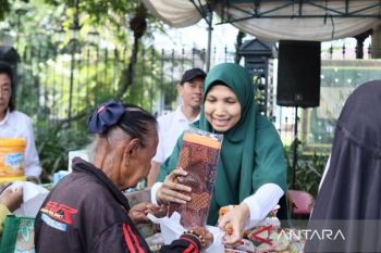 Warga serbu bazar murah Yayasan Amal Sahabat di Solo