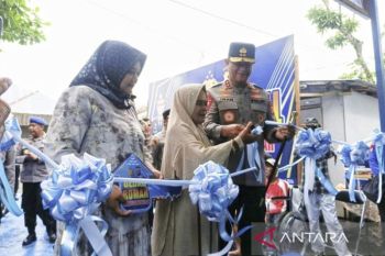 Kapolda Kalteng serahkan bantuan bedah rumah warga tidak layak huni di Pulpis