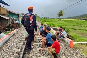 KAI kembali ingatkan bahwa rel kereta api bukan tempat beraktivitas