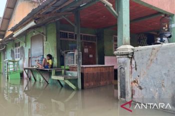 Warga Kasemen Serang terpaksa sahur di tengah kepungan banjir